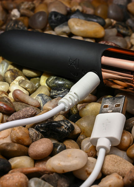 Gender X THE GOLD STANDARD - Black/Rose Gold 10 cm USB Rechargeable Bullet