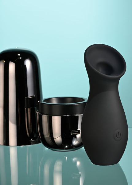 Playboy Pleasure THE JET SET - SUCKER - Black 10.3 cm Sucking Stimulator with Rechargeable Charging Case