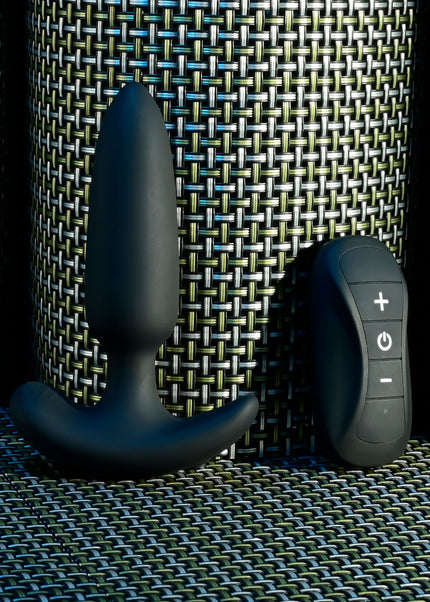 Selopa BLACK BEAUTY - Black 11.3 cm USB Rechargeable Vibrating Butt Plug with Wireless Remote