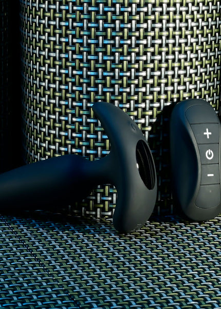 Selopa BLACK BEAUTY - Black 11.3 cm USB Rechargeable Vibrating Butt Plug with Wireless Remote