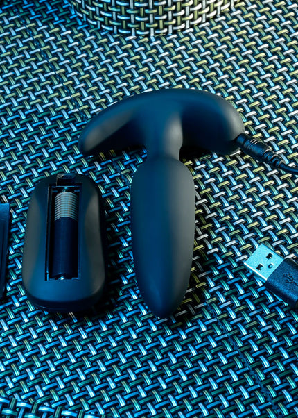 Selopa BLACK BEAUTY - Black 11.3 cm USB Rechargeable Vibrating Butt Plug with Wireless Remote